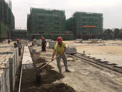 铺贴大理石路面砖